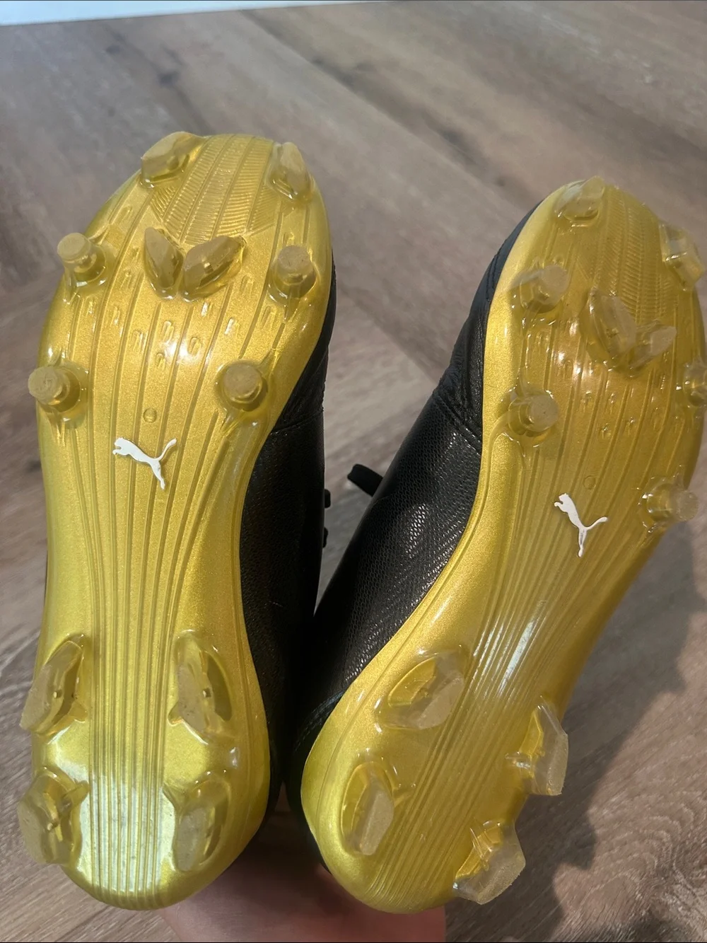 Puma Capitano Kids Black, White & Gold Soccer Cleats, size 4